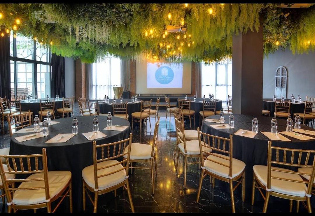Exclusive Business Suite @ M Summit 191 George Town Extérieur photo